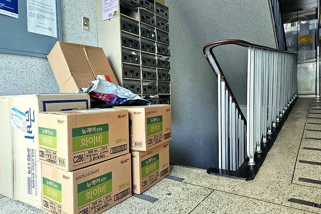 [서울=뉴시스] 600여 세대가 살고 있는 인천의 한 아파트 단지 8개동 엘리베이터 24대가 정밀안전검사 불합격으로 지난 5일부터 운행을 모두 멈췄다. *재판매 및 DB 금지