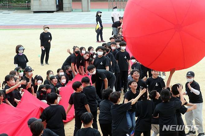 [부산=뉴시스] 지난해 5월4일 오전 부산 부산진구 연지초등학교에서 열린 운동회에 참가한 6학년 학생들이 대형 풍선 옮기기 경기를 하고 있다. (사진=뉴시스DB). 2024.06.14. photo@newsis.com