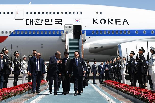 윤석열 대통령, 우즈베크 타슈켄트 도착. 연합뉴스