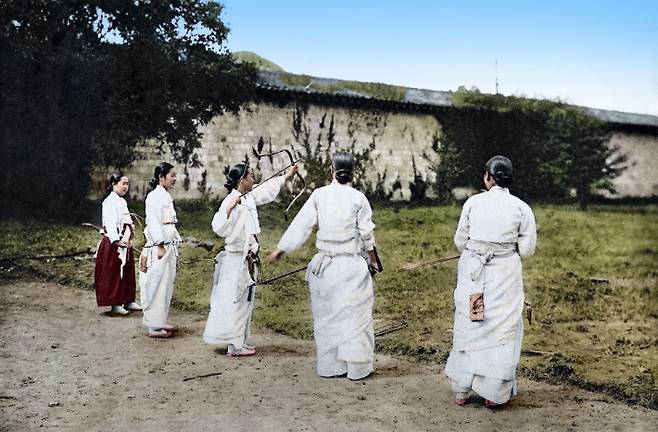 여인들의 활쏘기 시합. 서해문집 제공