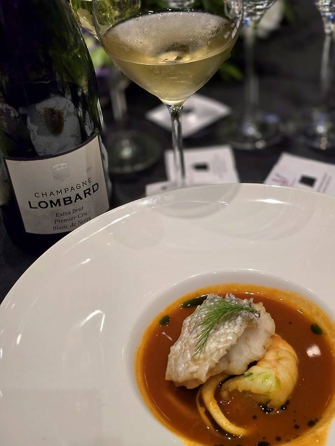 롬바흐 시그니처 엑스트라 브뤼 프리미에 크뤼 블랑 드 누아. 최현태 기자