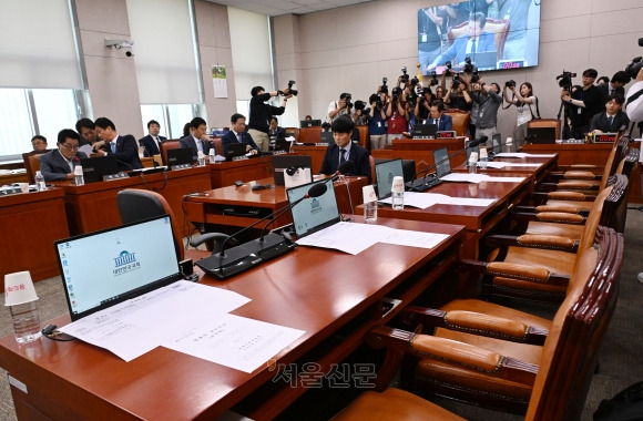 12일 오후 서울 여의도 국회에서 열린 법사위 첫 전체회의에서 순직 해병 수사 방해 및 사건 은폐 등의 진상규명을 위한 특별검사의 임명 등에 관한 법률안을 상정하고 있다. 더불어민주당의 상임위 일정에 보이콧을 선언한 국민의힘 의원들은 이날 회의에 불참했다. 2024.6.12안주영 전문기자