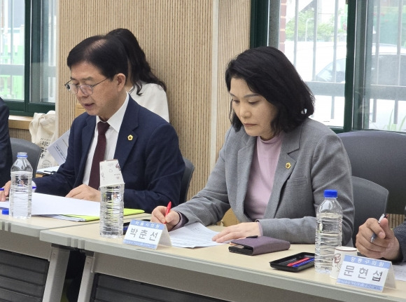 지난달 30일 ‘고덕강일3지구 도시형캠퍼스 설립을 위한 주민간담회’에 참석한 박춘선 의원