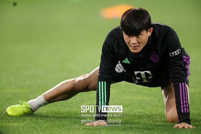 ▲ 뱅상 콤파니 감독이 새로 부임했고, 그는 공식 기자회견을 통해 공격적인 수비수를 선호한다고 밝혔다. 이에 따라 김민재의 잔류 가능성이 높아졌고, 동시에 더 리흐트의 방출 가능성이 높아지고 있다. 그리고 여기서 에베를 단장이 쐐기를 박았다. 그는 김민재를 믿고 있으며 김민재의 잔류를 강력히 원하는 것으로 알려졌다.