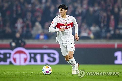 독일 최고 명문이자 김민재 소속팀인 바이에른 뮌헨은 14일 일본인 수비수 이토 히로키와 4년 계약을 체결했다며 그의 입단을 공식 발표했다. 이토는 센터백과 레프트백을 함께 볼 수 있는 왼발잡이 수비수여서 김민재와 주전 경쟁이 불가피할 것으로 보인다. 유럽 일부 언론에선 이토 입단으로 인해 김민재 뮌헨 잔류에 노란불이 커졌다고도 한다. 당초 토트넘 홋스퍼로 갈 것처럼 보였던 이토는 세계에서 가장 큰 클럽 중 하나에서 경기하게 돼 큰 영광이라며 뮌헨에서의 도전을 기대하고 있다고 밝혔다. 바이에른 뮌헨