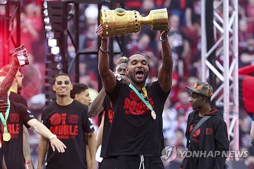 독일 최고 명문이자 김민재 소속팀인 바이에른 뮌헨은 14일 일본인 수비수 이토 히로키와 4년 계약을 체결했다며 그의 입단을 공식 발표했다. 이토는 센터백과 레프트백을 함께 볼 수 있는 왼발잡이 수비수여서 김민재와 주전 경쟁이 불가피할 것으로 보인다. 유럽 일부 언론에선 이토 입단으로 인해 김민재 뮌헨 잔류에 노란불이 커졌다고도 한다. 뮌헨은 이토 외에도 독일 대표팀 수비수 요나탄 타 영입도 노리고 있다..연합뉴스