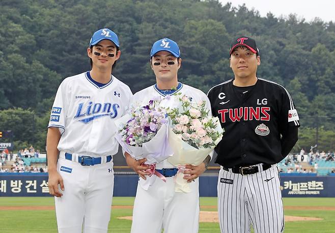 박병호(가운데)는 13일 대구 삼성라이온즈파크에서 열린 '2024 신한 SOL Bank KBO 리그' LG와 주중 3연전 마지막 맞대결에 4번타자 1루수로 선발 출전. 2회말 솔로 홈런으로 한·미 통산 400홈런을 달성했다. 삼성 라이온즈