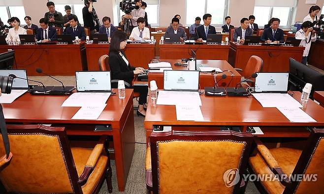 '반쪽 법사위' (서울=연합뉴스) 김주형 기자 = 12일 오후 국회에서 법제사법위원회 전체회의에 야당 의원들만 참석해 자리하고 있다.  
    야당이 단독으로 구성한 22대 국회 11개 상임위원회에 사임계를 제출한 국민의힘 위원들의 자리가 비어 있다. 2024.6.12 kjhpress@yna.co.kr