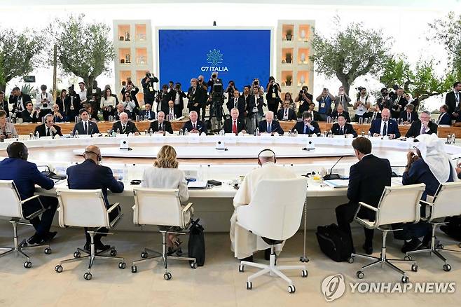 G7 정상회의 (브린디시[이탈리아 풀리아주] AFP=연합뉴스) 14일(현지시간) 이탈리아 풀리아주의 보르고 에냐치아 리조트에서 열린 주요 7개국(G7) 정상회의 인공지능(AI) 세션에 프란치스코 교황이 참석하고 있다. 2024.06.14 photo@yna.co,kr