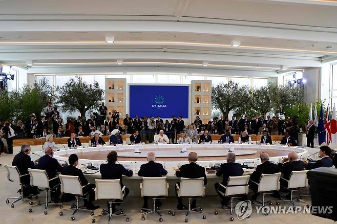 교황, G7 정상회의 참석 'AI와 평화' 연설 (브린디시[이탈리아 풀리아주] AFP=연합뉴스) 프란치스코 교황이 14일(현지시간) 이탈리아 동남부 풀리아주의 보르고 에냐치아 리조트에서 열린 G7 정상회의 AI 관련 세션에 참석해 연설하고 있다. 2024.06.14 photo@yna.co.kr