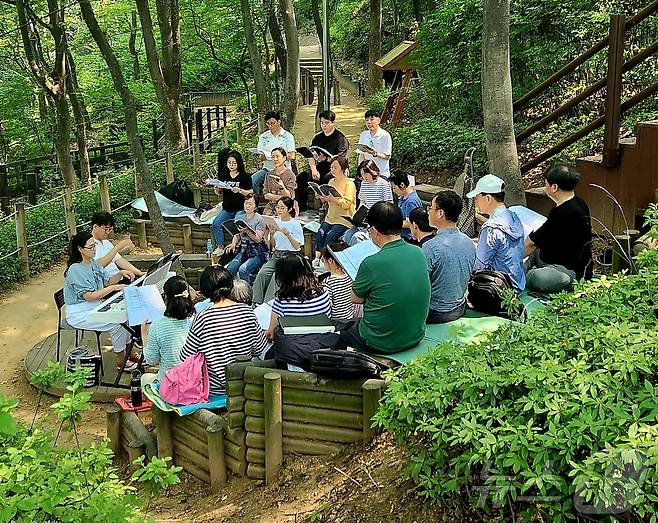 기후행동 합창단이 숲속에서 합창을 연습하고 있다. ⓒ 뉴스1