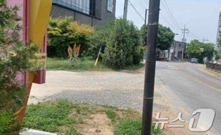 행주산성 진입로 인근 2차선 도로 옆 관광버스 통행로로 사용된 불법 출입구 (행주산성지역발전위원회 제공)