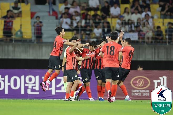 강원FC가 5연승을 이어가며 K리그1 선두에 올랐다. (한국프로축구연맹 제공)