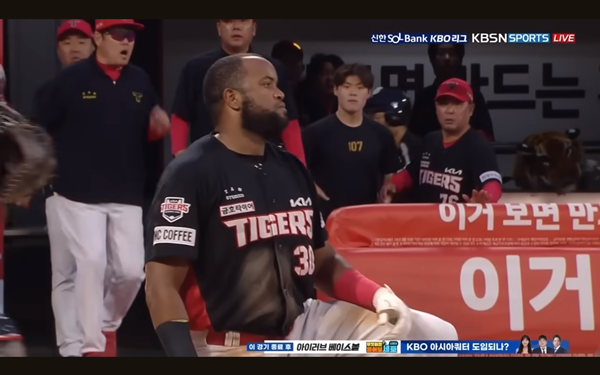 3회초 1사 1루에서 헤드샷을 맞은 후 흥분한 소크라테스. ⓒKBS N SPORTS 중계화면 캡처