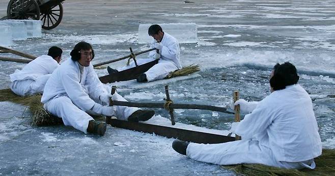 하천의 얼음을 잘라내는 벌빙 (안동 석빙고 장빙제) / 안동축제관광재단 홈페이지