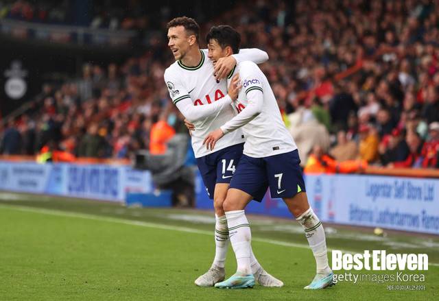 11초 남짓 짧은 영상은 소셜 미디어를 통해 확산하며 벤탄쿠르를 향한 뭇매가 이어졌다. 아시아인이 다 비슷하게 생겼다는 말은 오래된 인종차별 중 하나다. 한 X(전 트위터) 이용자는 "너무 실망스럽다. 벤탄쿠르에게 훨씬 더 나은 것을 기대했다. 이 소식을 들은 손흥민을 상상해 보라"라고 적었다.