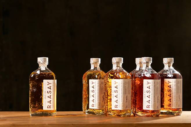 ‘라세이 싱글몰트 위스키’는 6가지 자체 생산한 싱글몰트 원액을 섞어 만든다. 은은한 피트(peat)향이 인상적이다./이건송 영상미디어 기자
