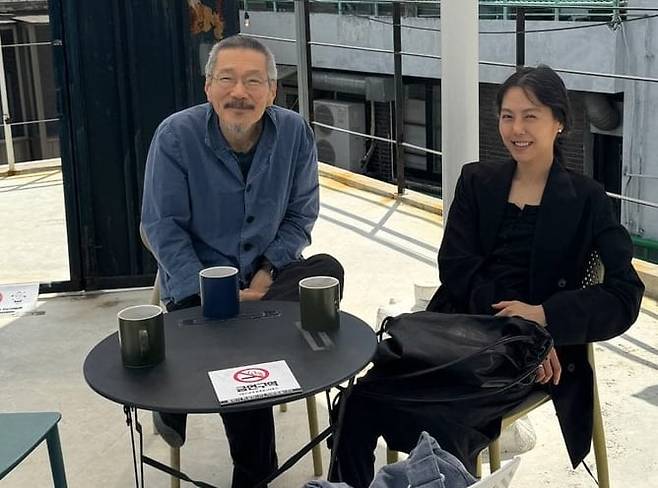 홍상수 감독과 배우 김민희가 최근 국내 카페 테라스에서 함께하는 모습이 공개됐다. 이들은 간통죄 폐지 직후인 2015년부터 교제해왔다. 그러나 법원의 유책주의 유지에 따라 홍 감독은 아내가 수용하지 않는 이혼을 청구하지 못하고 있다. /온라인 커뮤니티