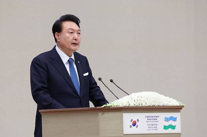 윤석열 대통령이 14일 오후(현지시간) 우즈베키스탄 타슈켄트 힐튼 호텔에서 열린 '한-우즈베키스탄 비즈니스 포럼'에서 기조연설하고 있다. ⓒ뉴시스