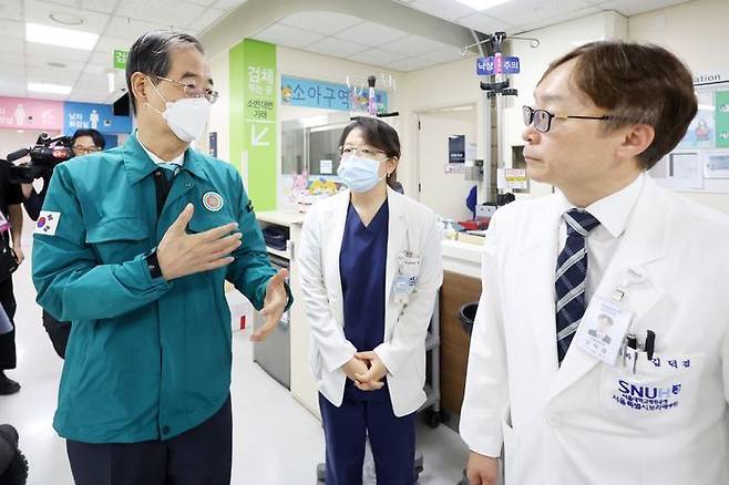 한덕수 국무총리가 14일 오전 서울 동작구 보라매병원을 방문해 김덕겸 보라매병원 진료부원장과 함께 응급의료센터 내부를 둘러보고 있다. ⓒ뉴시스