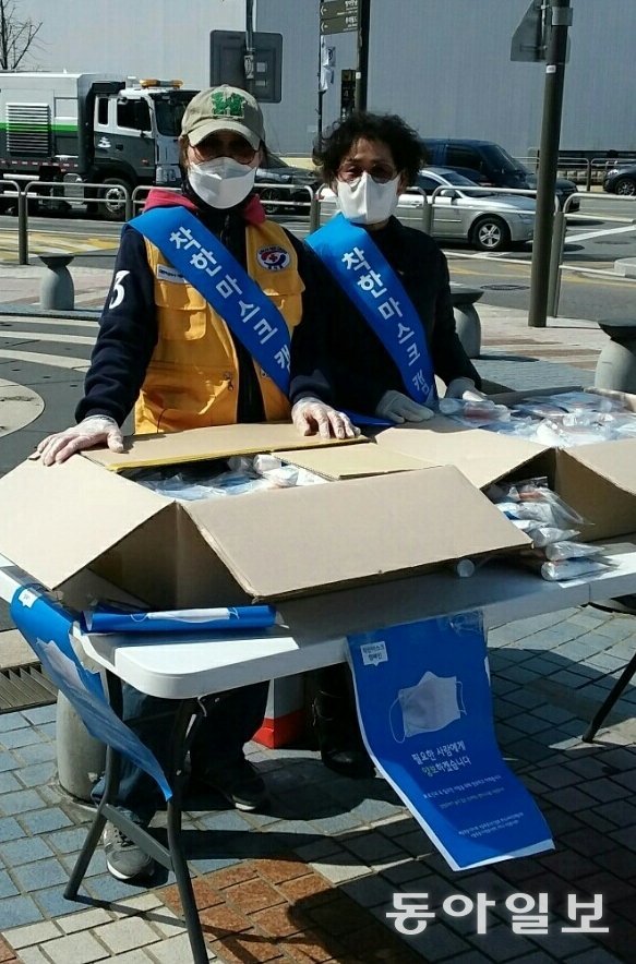 정애자 씨(오른쪽)가 신종 코로나바이러스 감염증이 한창일  때 서울 올림픽공원 정문 앞에서 마스크를 나눠주는 대한적십자사  자원봉사를 하고 있는 모습. 정애자 씨 제공.