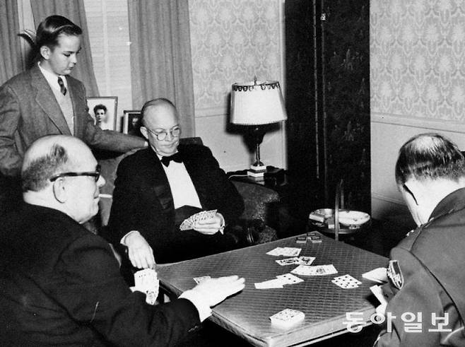 브리지 게임을 하는 드와이트 아이젠하워 대통령(오른쪽에서 두 번째). 드와이트 아이젠하워 대통령 도서관 홈페이지