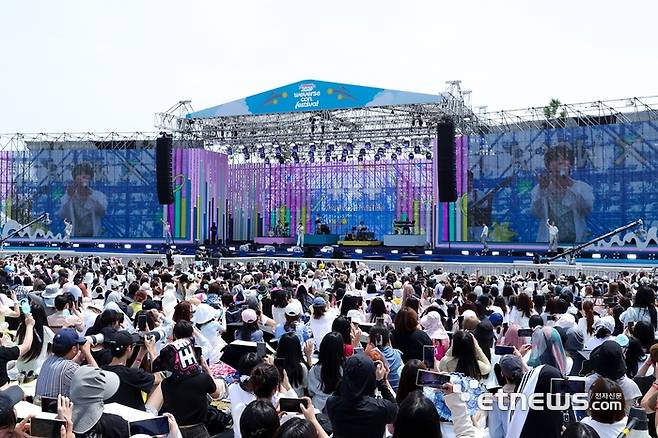 15일 인천 중구 인스파이어 엔터테인먼트 리조트에서는 '2024 위버스콘 페스티벌' 1일차 일정이 열렸다. 투모로우바이투게더(TXT)가 위버스파크 공연을 펼치고 있다.(사진=2024 위버스콘 페스티벌)