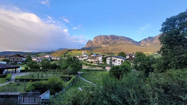 돌로미티 서부의 아름다운 산간 마을, 푈스암슐레른의 전경.