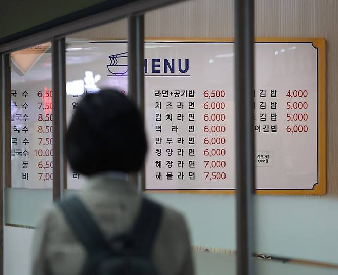 지난달 23일 서울 명동 거리에서 보이는 한 분식집의 차림판 모습. 이날 통계청이 발표한 가계동향 조사 결과에선 올해 1분기 가구 실질소득이 7년 만에 가장 큰 폭의 감소세를 기록한 것으로 나타났다. 연합뉴스