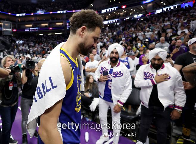 NBA 데뷔 후 한 팀에서만 뛴 클레이 탐슨이 결국 골든스테이트를 떠나게 될까. 사진은 지난 4월 새크라멘토 킹스와의 플레이 인 토너먼트에서 패한 뒤 고개를 숙인 탐슨의 모습. 사진=게티이미지