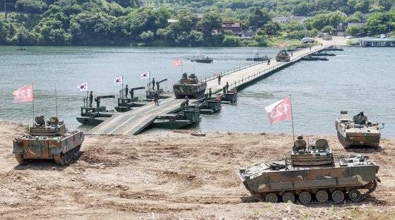 지난 12일 경기 남양주시 제7공병여단 도하훈련장에서 열린 '육군 자주도하장비 전략화 행사'를 맞아 육군 K2 전차가 KM3(수룡) 위를 지나 북한강 부교도하훈련을 실시하고 있다.  뉴스1