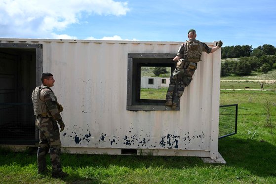 프랑스 외인부대 병사들이 파리 여름올림픽 기간 동안 보안 임무를 맡기 위해 파견되기 전인 지난달 28일 프랑스 남부 캉주르 군사 기지에서 훈련하고 있다. AFP=연합뉴스