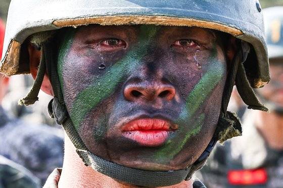 1303기 빨간 명찰 수여식에서 훈련병이 눈물을 흘리고 있다. 김종호 기자