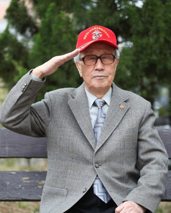 해병 1기 고 이봉식 옹. 지난 3월 22일 별세한 이 옹은 6ㆍ25 전쟁 때 통영상륙잔전, 인천상륙작전, 도솔산 전투를 치른 해병대의 전설이다. 최근까지 대한민국 6ㆍ25참전 유공자회 경상북도 지부 고문으로 활동했고, 지난해 6월 해병대 제1사단을 찾아 강연하고 후배들을 격려하는 등 '한 번 해병은 영원한 해병'을 몸소 보여줬다. 사진 해병대