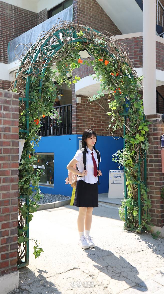 <선재 업고 튀어> 주인공 임솔이 살던 집 앞에서 모델 방현서씨가 사진 촬영을 하고 있다. 이 곳은 현재 카페 ‘몽테드’로 운영 중이다. 이윤정 기자