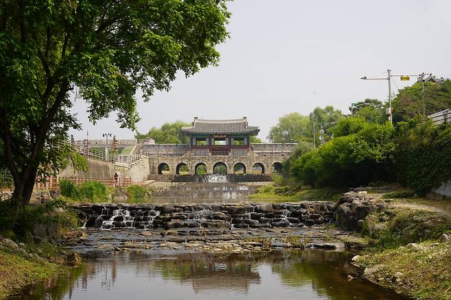 Hwahongmun Watergate (Lee Si-jin/The Korea Herald)