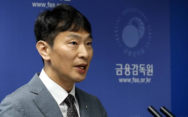 이복현 금융감독원장이 14일 오전 서울 영등포구 여의도 금감원에서 상법 개정 등 이슈와 관련해 브리핑하고 있다. [김호영 기자]