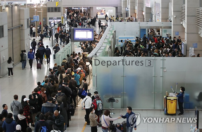 인천공항에서 출국 수속을 기다리는 사람들 [연합뉴스]