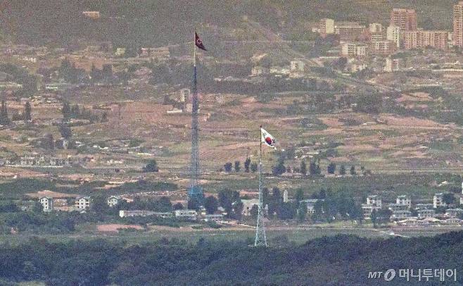 (파주=뉴스1) 이승배 기자 = 북한의 오물풍선 등의 도발로 9.19 군사합의 효력 정지 안건이 의결되는 등 남북 긴장관계가 고조되고 있는 6일 파주 접경지역에서 바라본 비무장지대(DMZ) 북한 기정동 마을의 인공기와 남한 대성동 마을의 태극기가 나란히 펄럭이고 있다. 2024.6.6/뉴스1 Copyright (C) 뉴스1. All rights reserved. 무단 전재 및 재배포, AI학습 이용 금지. /사진=(파주=뉴스1) 이승배 기자