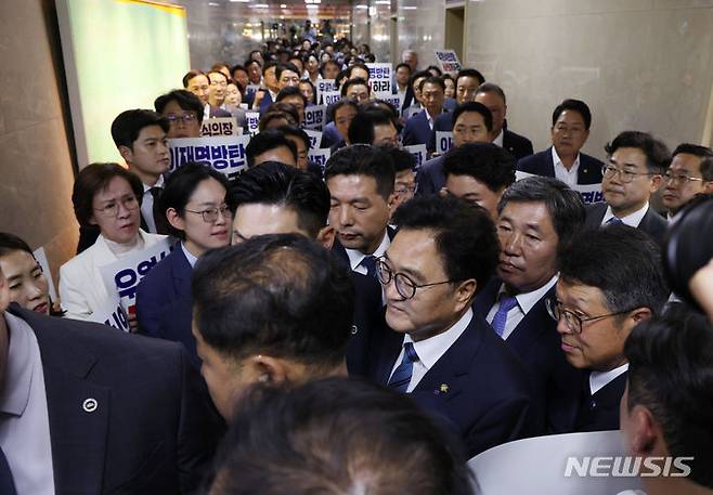 [서울=뉴시스] 고승민 기자 = 우원식 국회 의장이 10일 서울 여의도 국회 의장실에서 여야 원내대표 회동 후 농성하는 국민의힘 의원들을 지나 본회의장을 향하고 있다. 2024.06.10. kkssmm99@newsis.com