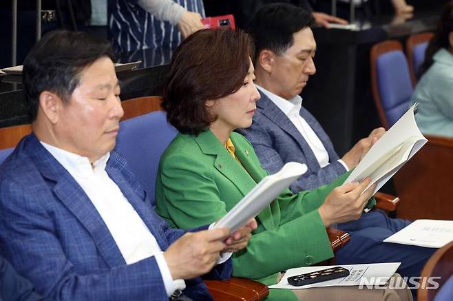[서울=뉴시스] 조성봉 기자= 나경원 국민의힘 의원이 13일 오전 서울 여의도 국회에서 열린 의회정치 원상복구 의원총회에서 '동해 심해 가스전 개발 진행 경과 및 추진계획' 자료를 살펴보고 있다.  왼쪽부터 이철규 의원, 나 의원, 김기현 의원. 2024.06.13. suncho21@newsis.com