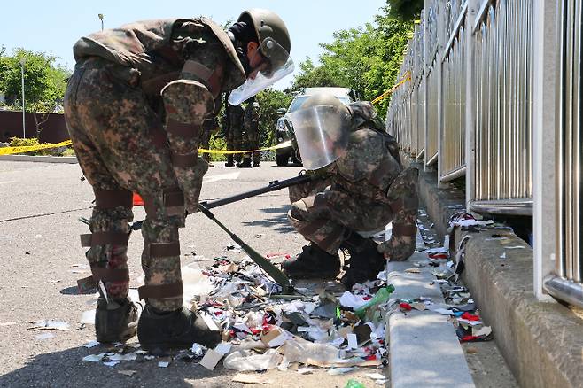 2일 오전 인천 중구 전동 인천기상대 앞에 떨어진 북한 오물 풍선 잔해를 군 장병들이 지뢰 탐지기로 확인하고 있다. 연합뉴스