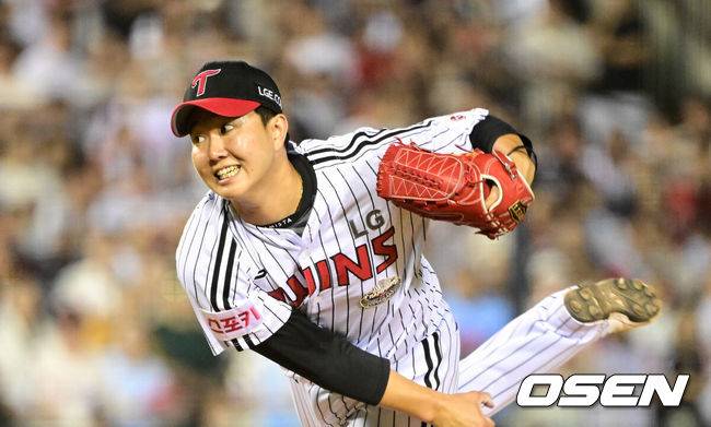 [OSEN=잠실, 지형준 기자] 14일 오후 서울 잠실야구장에서 2024 신한 SOL Bank KBO리그 LG 트윈스와 롯데 자이언츠의 경기가 열렸다.이날 LG는 엔스, 롯데는 이민석을 선발로 내세웠다.8회초 2사 1,3루에서 LG 유영찬이 롯데 정훈을 삼진 처리하고 있다. 2024.06.14 / jpnews@osen.co.kr