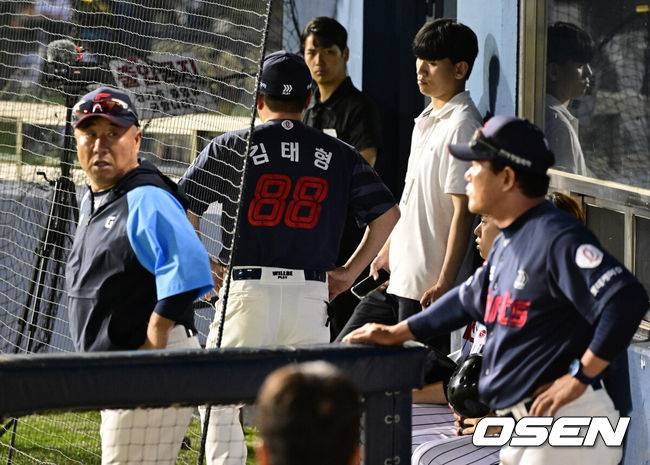 [OSEN=잠실, 지형준 기자] 15일 오후 서울 잠실야구장에서&nbsp;2024 신한 SOL Bank KBO리그 LG 트윈스와 롯데 자이언츠의 경기가 열렸다.이날 LG는 김유영, 롯데는 박세웅을 선발로 내세웠다.9회말 무사 1루에서 LG 오스틴이 삼진을 당하며 1루주자 김대원은 2루 도루에 성공했다. 롯데는 오스틴이 삼진 이후 동작에서 수비 방해를 했다고 주장했지만 받아들여지지 않았다. 이 과정에서 롯데 김태형 감독이 항의 시간 초과로 퇴장을 당하고 있다. 2024.06.15 / jpnews@osen.co.kr