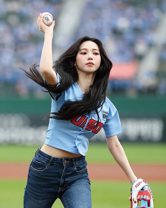 6월9일 부산 사직구장에서 SSG 랜더스 대 롯데 자이언츠 더블헤더 2차전 경기를 앞두고 시구하는 에스파의 카리나 ⓒ뉴시스