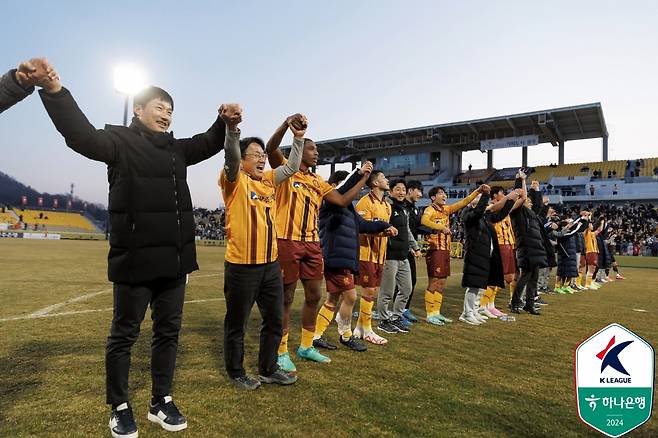 한국프로축구연맹이 새로 도입한 재정 건전화 규정을 지키지 못한 프로축구 K리그1 광주FC가 입장문을 통해 대응 방안을 마련하고 있다고 했다. 광주는 과대 계상한 수입만큼 끌어 올릴 때까지 시즌 중 이적시장 활동이 금지된다. 한국프로축구연맹