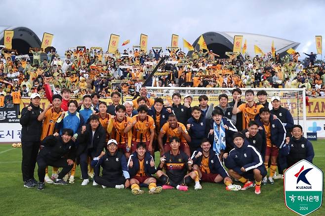 한국프로축구연맹이 새로 도입한 재정 건전화 규정을 지키지 못한 프로축구 K리그1 광주FC가 입장문을 통해 대응 방안을 마련하고 있다고 했다. 광주는 과대 계상한 수입만큼 끌어 올릴 때까지 시즌 중 이적시장 활동이 금지된다. 한국프로축구연맹