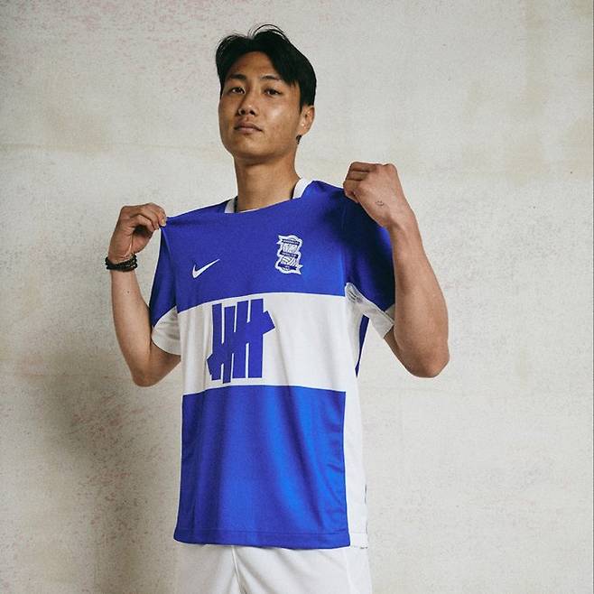 버밍엄이 지난 13일(한국시간) 공식 홈페이지를 통해 2024-2025시즌 구단의 새로운 홈 유니폼을 발표했다.&nbsp;백승호는 버밍엄의 새 홈 유니폼을 입고 촬영에 임했다. 특히 일본인 동료 미요시 고지와 함께 촬영을 진행했다.&nbsp;  버밍엄은 지난 2023-2024시즌 챔피언십리그(2부)에서 22위(13승 11무 22패 승점 50)로 아쉽게 리그원(3부)로 강등됐다. 백승호는 만약 다음 시즌 팀에 남을 경우 3부리그에서 경기를 소화하게 된다.&nbsp;버밍엄 시티