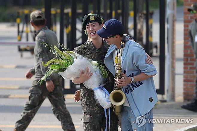 RM과 포옹하는 진 (연천=연합뉴스) 임병식 기자 = 그룹 방탄소년단(BTS)의 진이 12일 오전 경기도 연천군 육군 5사단 신병교육대대에서 전역하며 RM(오른쪽)과 포옹하고 있다. 2024.6.12 andphotodo@yna.co.kr