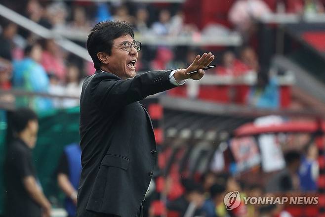 작전 지시하는 황선홍 감독 (포항=연합뉴스) 윤관식 기자 = 15일 경북 포항스틸야드에서 열린 프로축구 하나은행 K리그1 2024 포항 스틸러스와 대전 하나 시티즌의 경기. 포항 황선홍 감독이 작전 지시를 하고 있다. 2024.6.15 psik@yna.co.kr